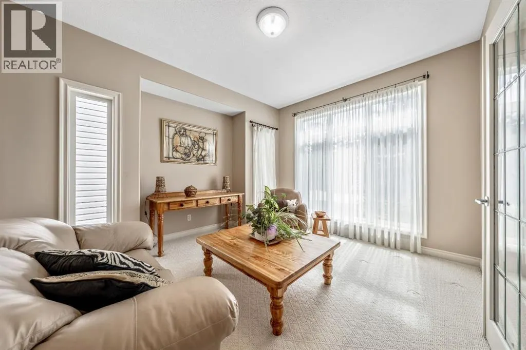 94 Simcoe Crescent SW