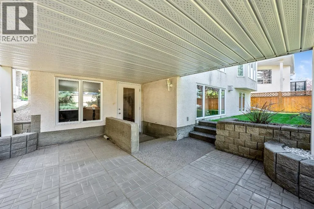 94 Simcoe Crescent SW