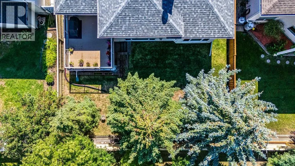 94 Simcoe Crescent SW