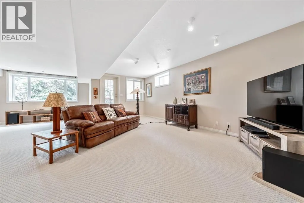 94 Simcoe Crescent SW