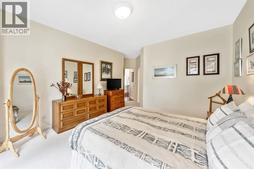 94 Simcoe Crescent SW