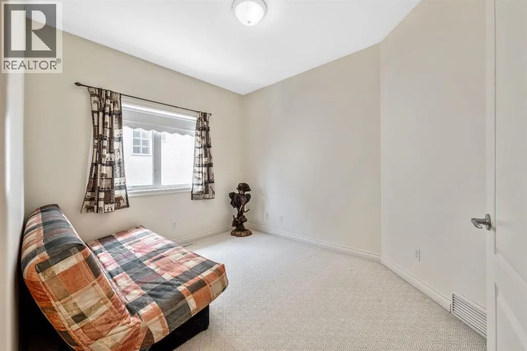 94 Simcoe Crescent SW