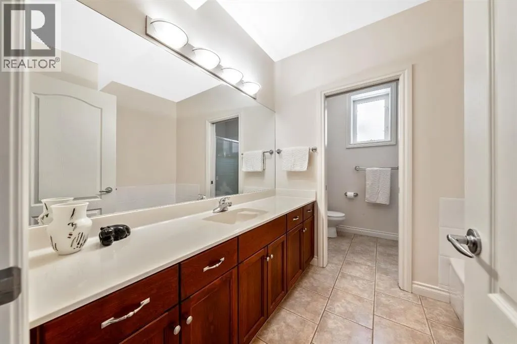 94 Simcoe Crescent SW