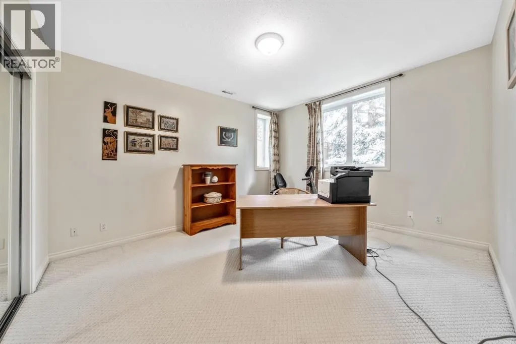 94 Simcoe Crescent SW