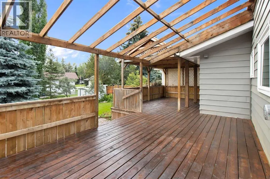 472 Cedarille Crescent SW