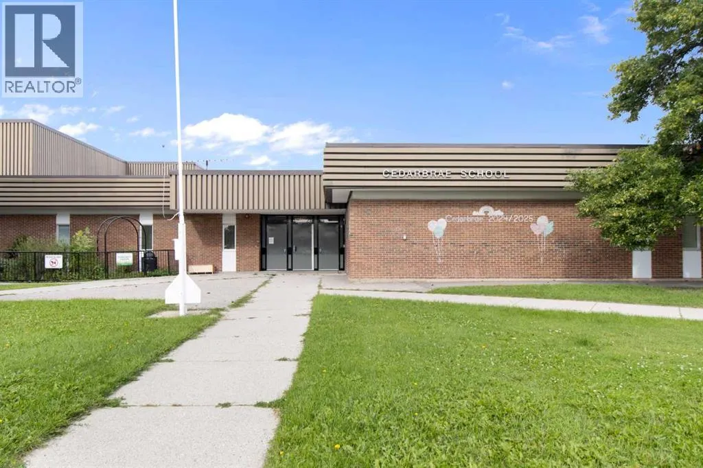 472 Cedarille Crescent SW