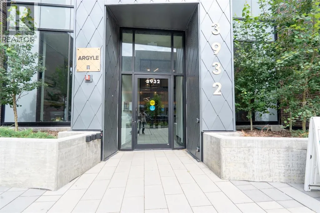 418, 3932 University Avenue NW