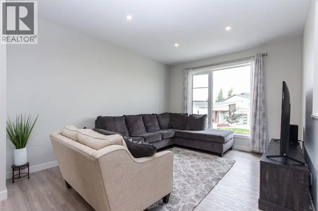 77 Ellington Crescent