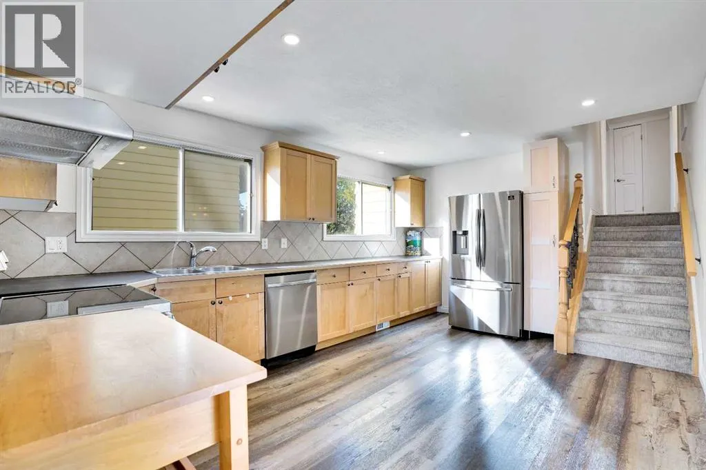 76 Coach Manor Rise SW