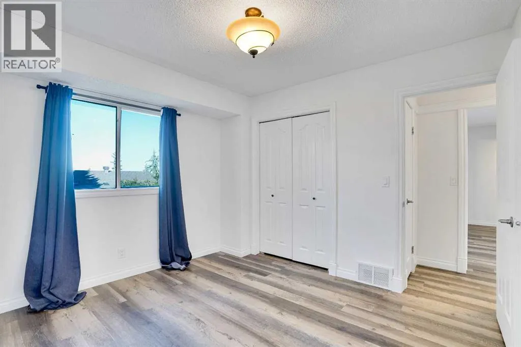 76 Coach Manor Rise SW