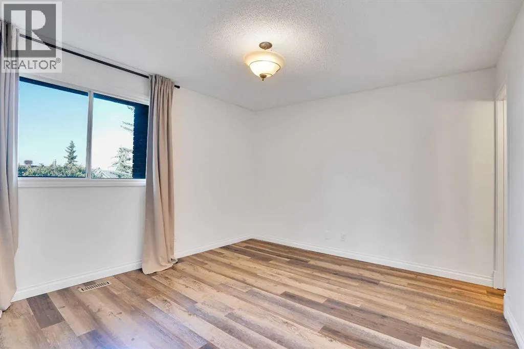 76 Coach Manor Rise SW