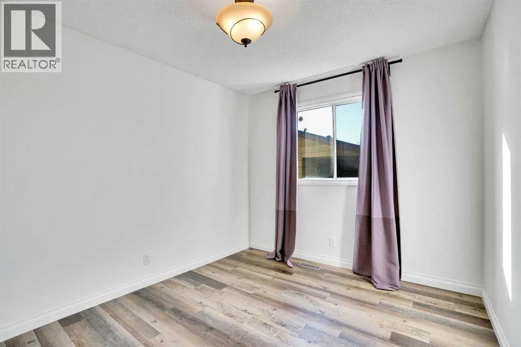 76 Coach Manor Rise SW