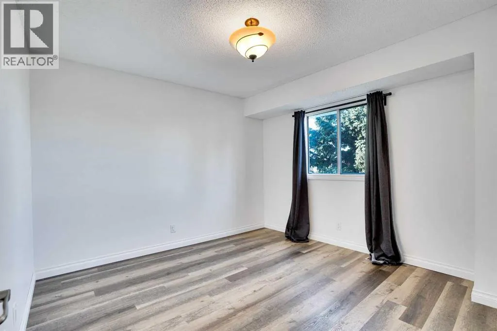 76 Coach Manor Rise SW