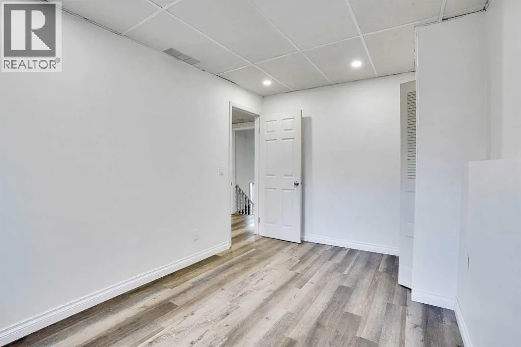 76 Coach Manor Rise SW