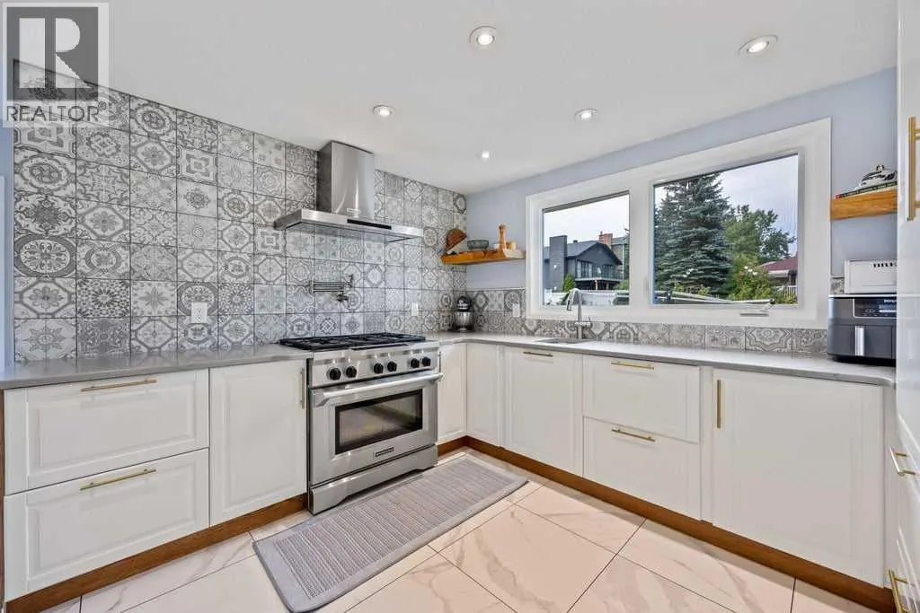 380 Strathcona Drive SW