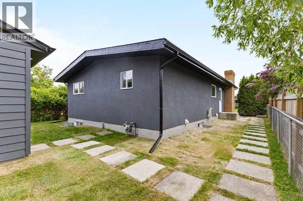 611 Agate Crescent SE