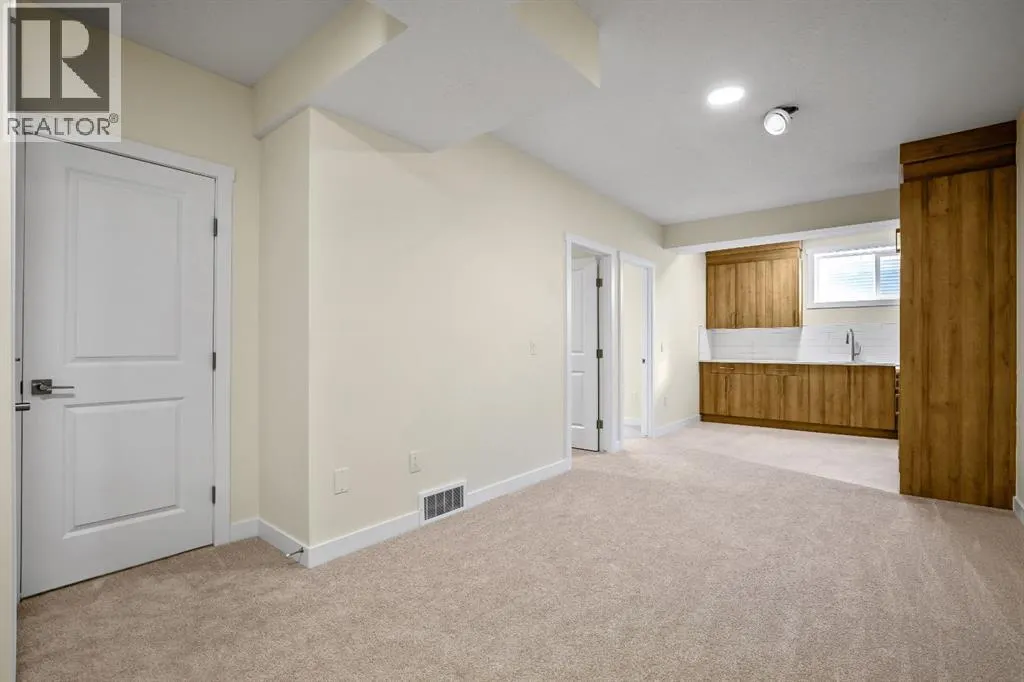 585 Corner Meadows Way NE
