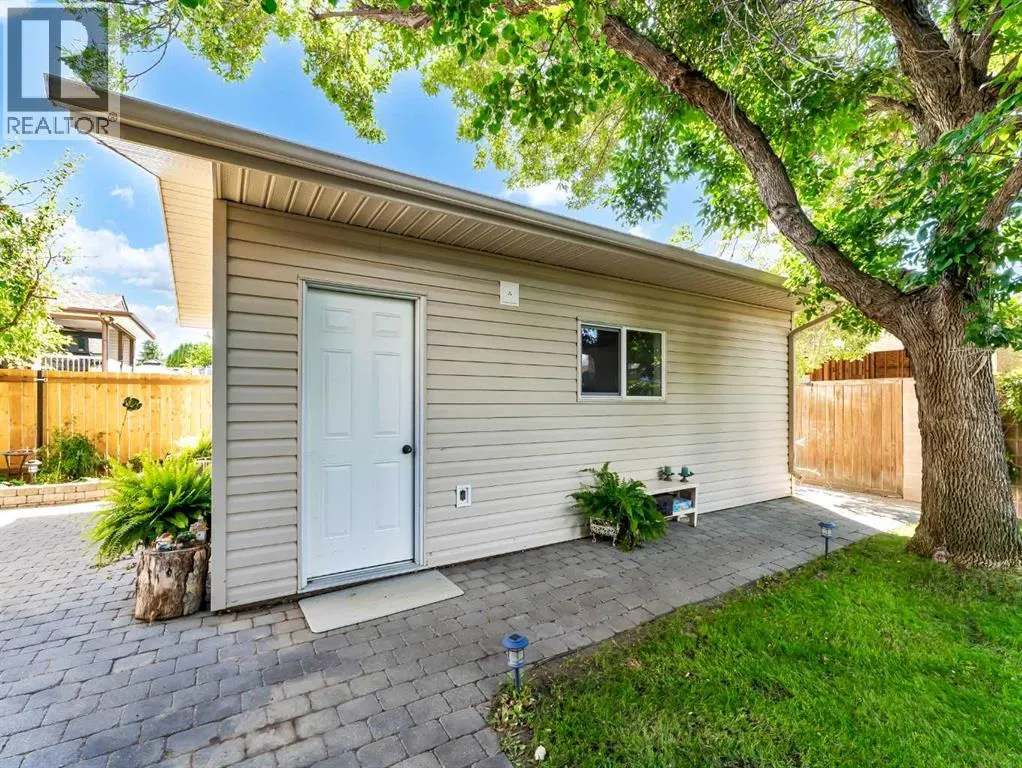 18 Rideau Crescent SE