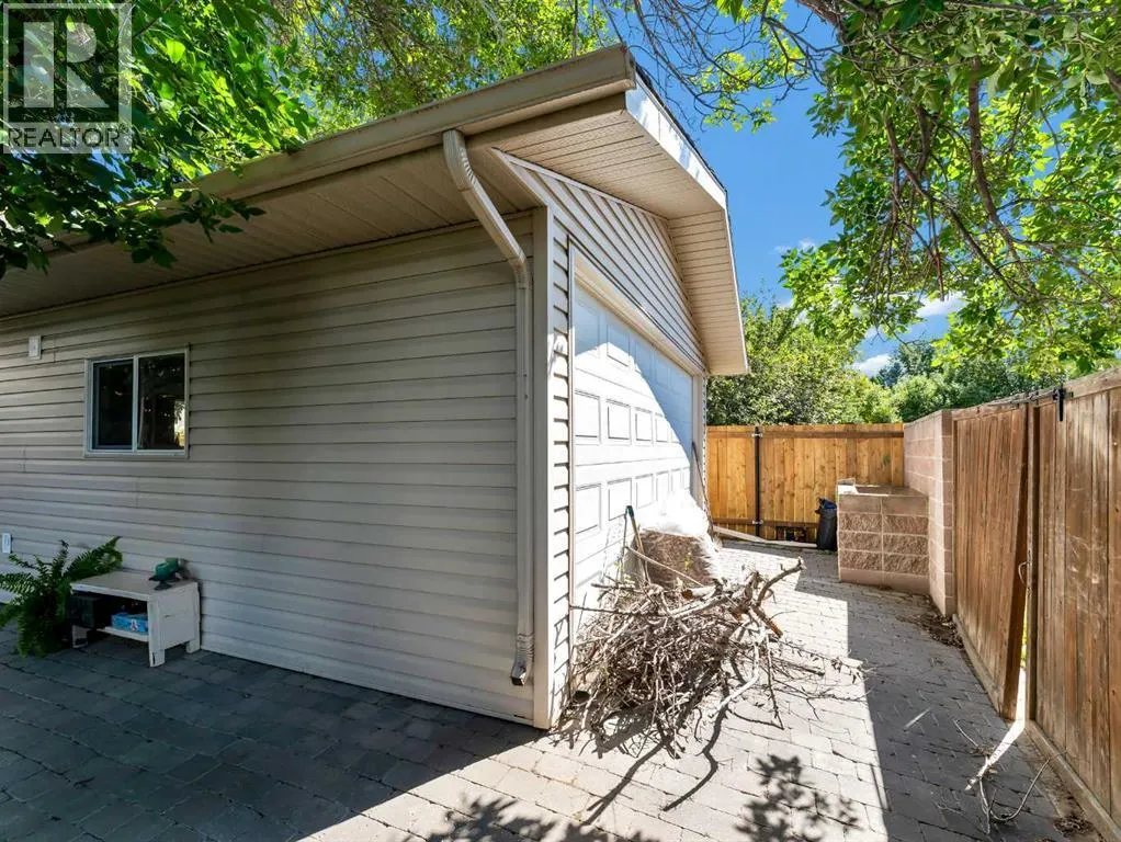 18 Rideau Crescent SE