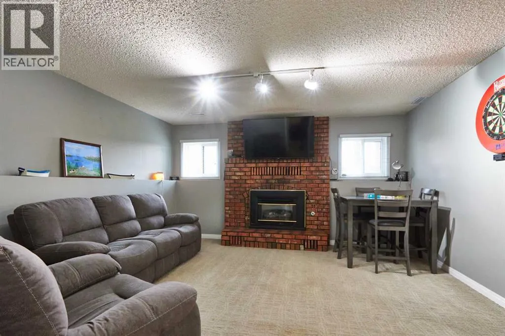 11 Iris Court SE