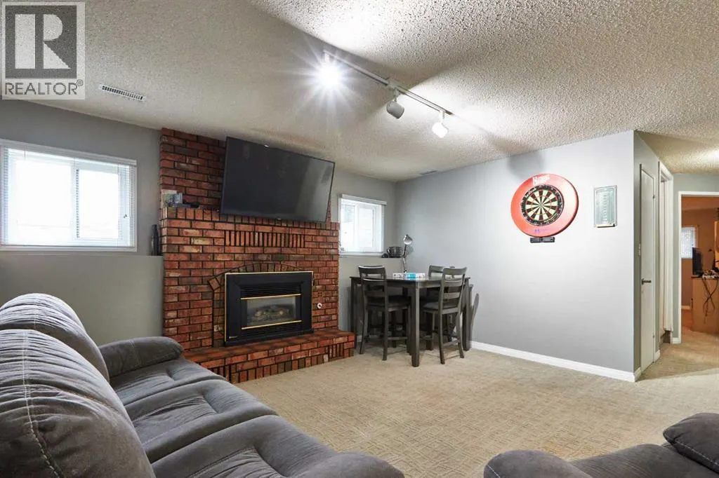 11 Iris Court SE