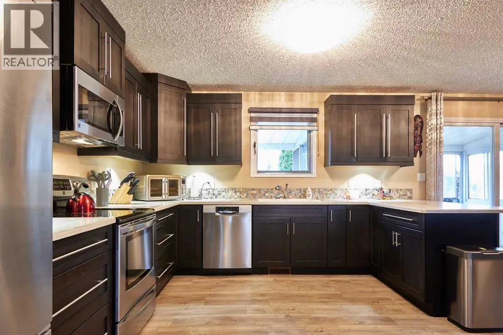 11 Iris Court SE