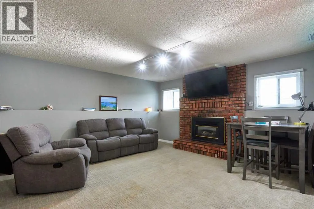 11 Iris Court SE