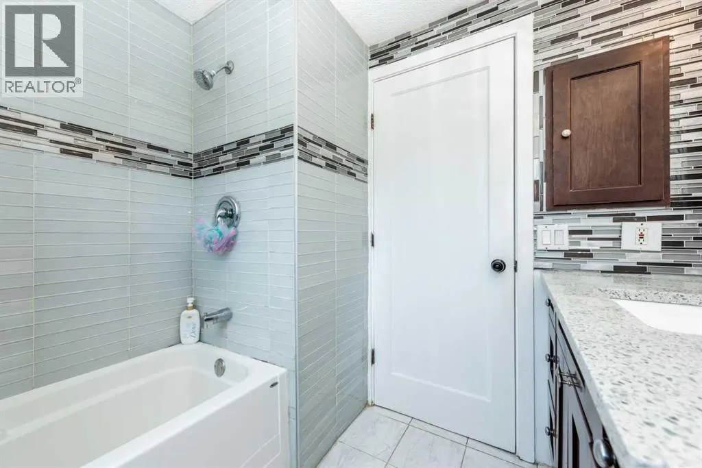 23 Falsby Place NE