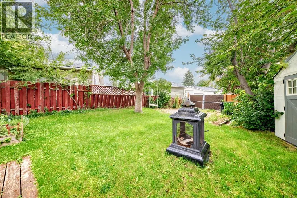 319 Pinegreen Close NE