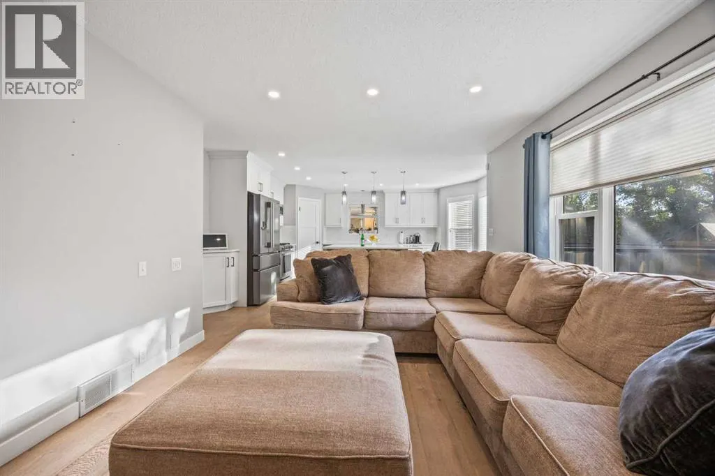 47 Mckenzie Lake Crescent SE