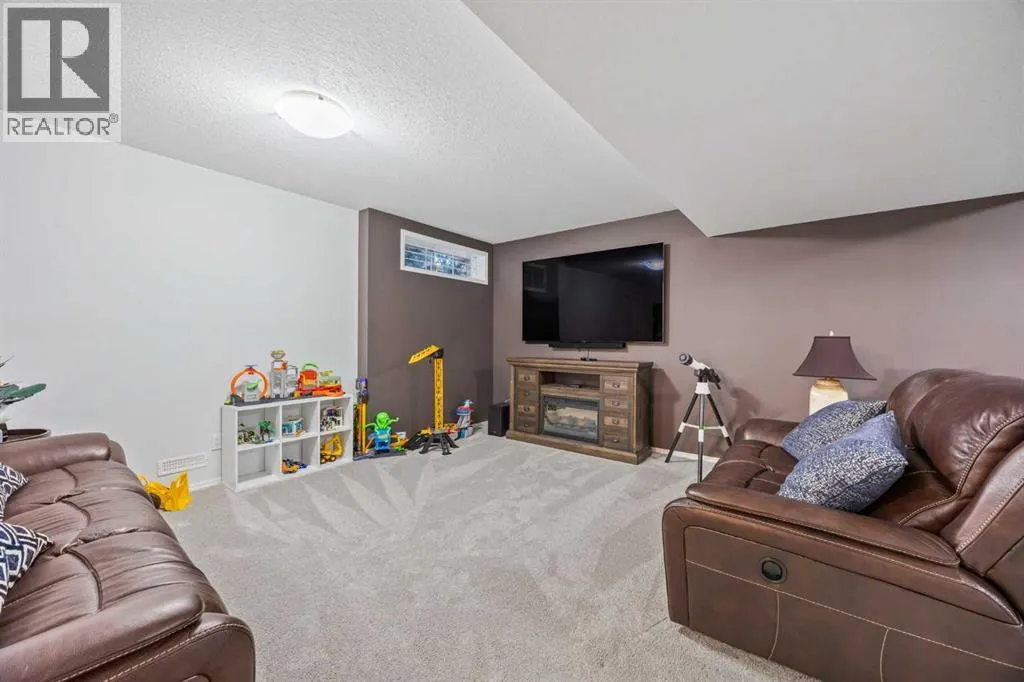 47 Mckenzie Lake Crescent SE