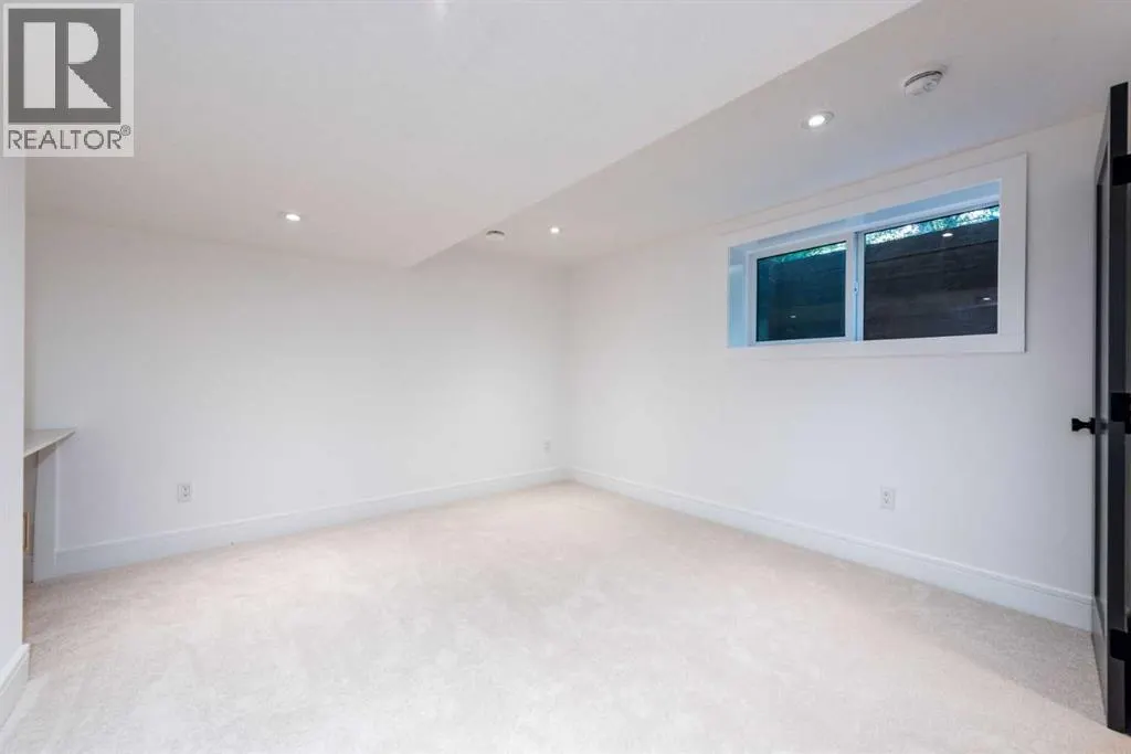 216 Pump Hill Crescent SW