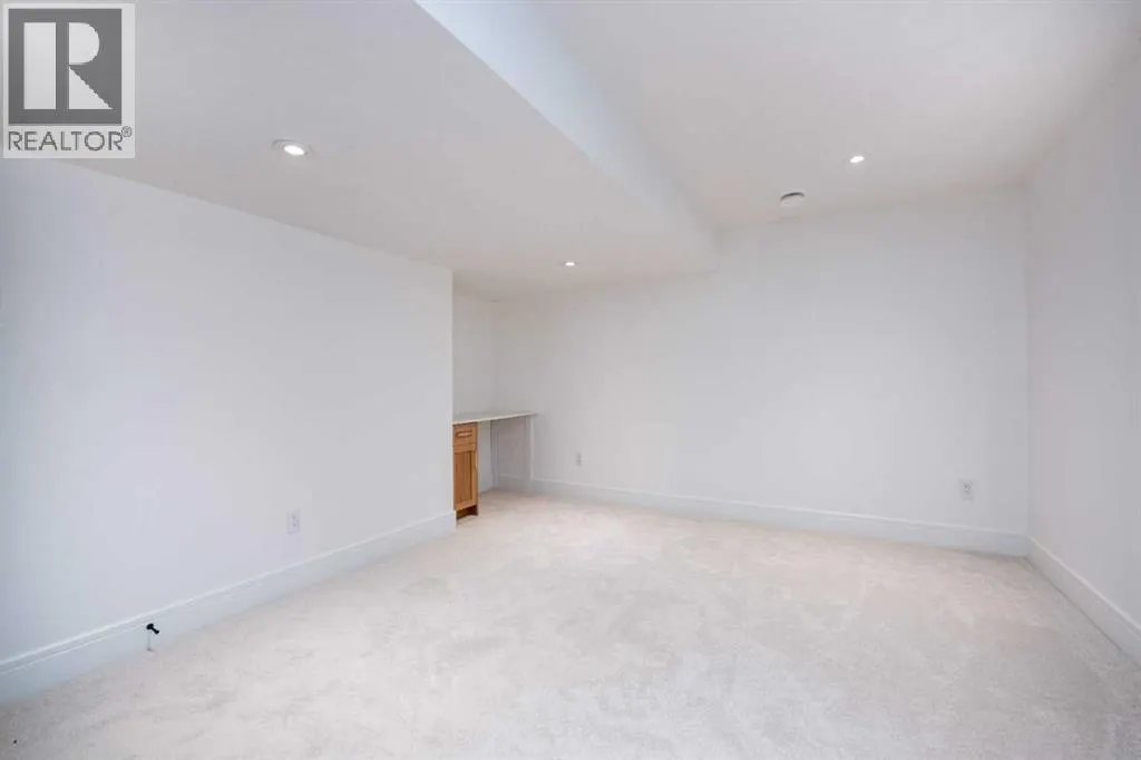 216 Pump Hill Crescent SW