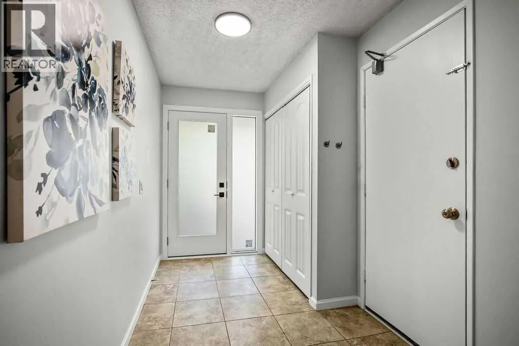 6 Coachway Green SW