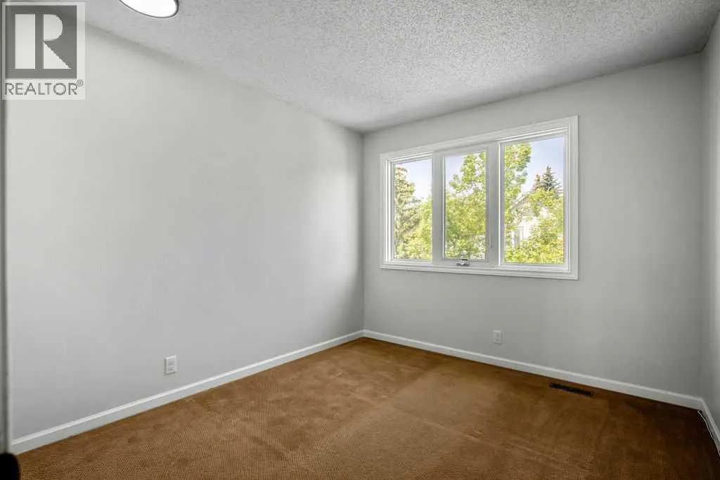 6 Coachway Green SW