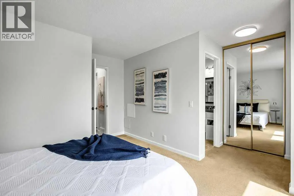 6 Coachway Green SW