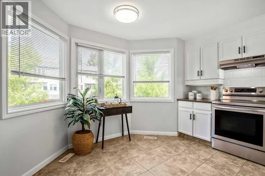 6 Coachway Green SW