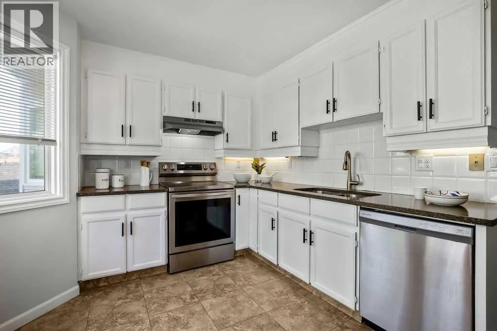 6 Coachway Green SW