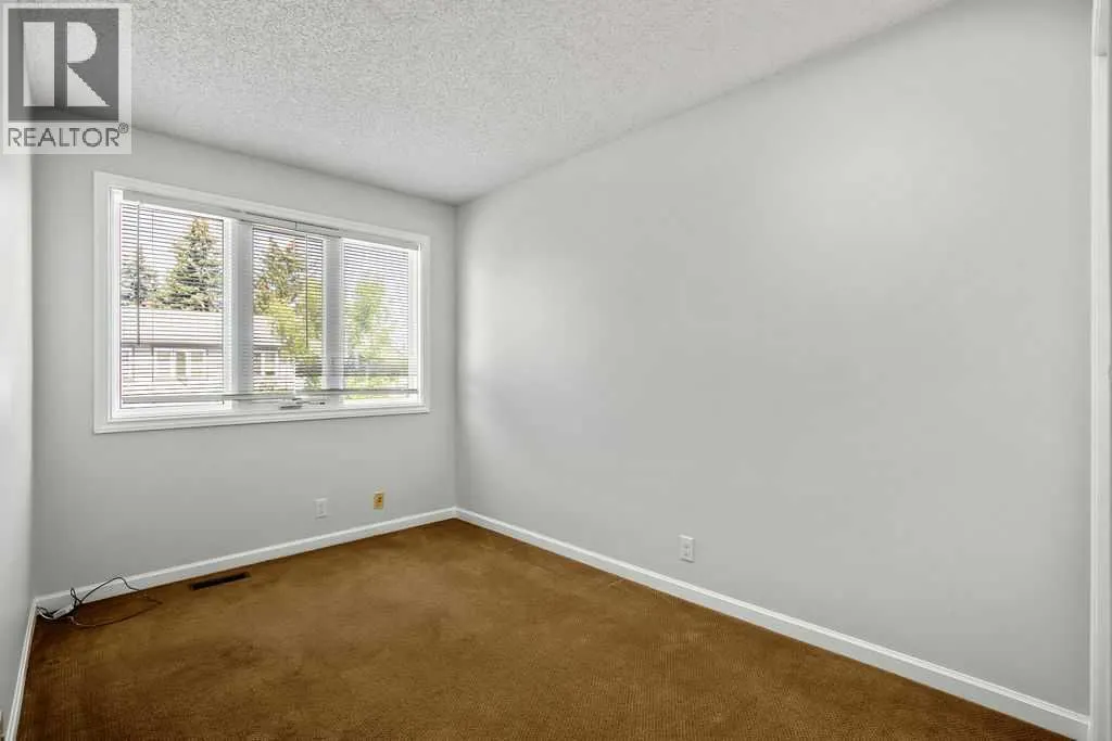 6 Coachway Green SW
