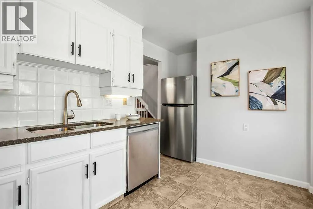 6 Coachway Green SW