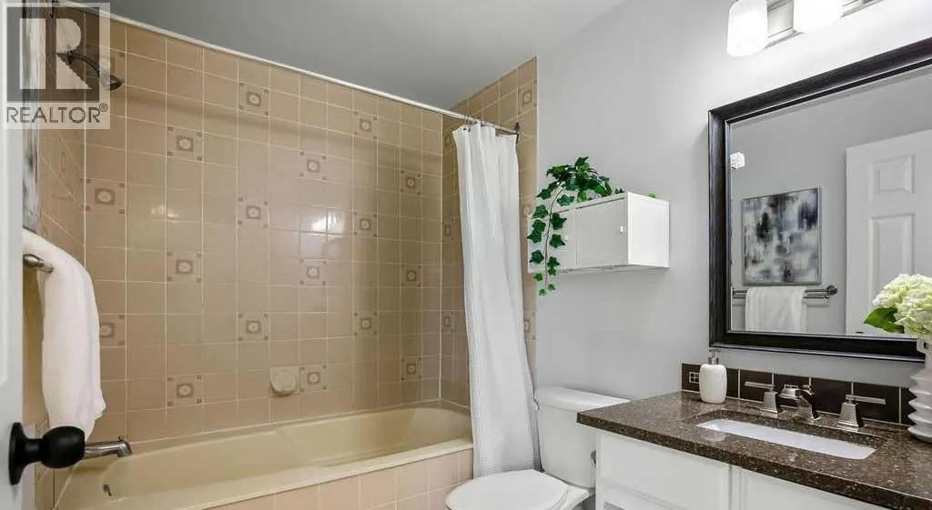6 Coachway Green SW