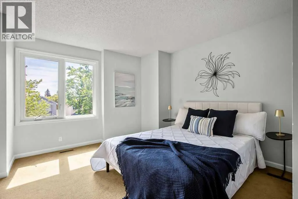 6 Coachway Green SW