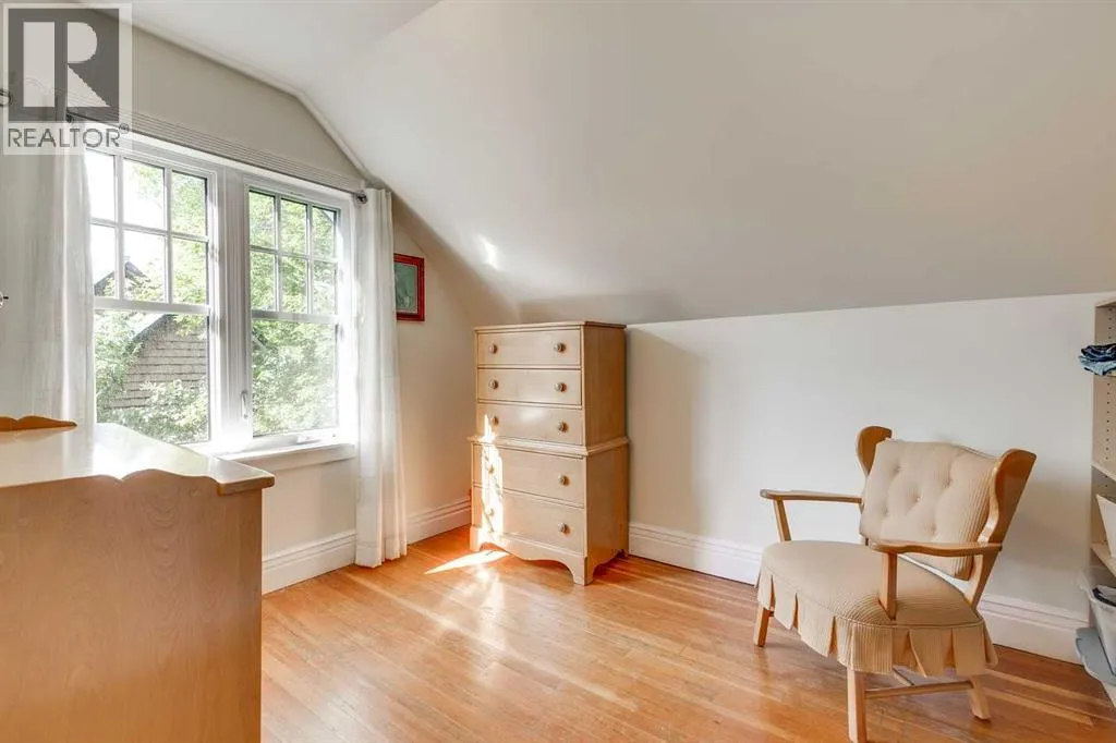 61 Elma Street W