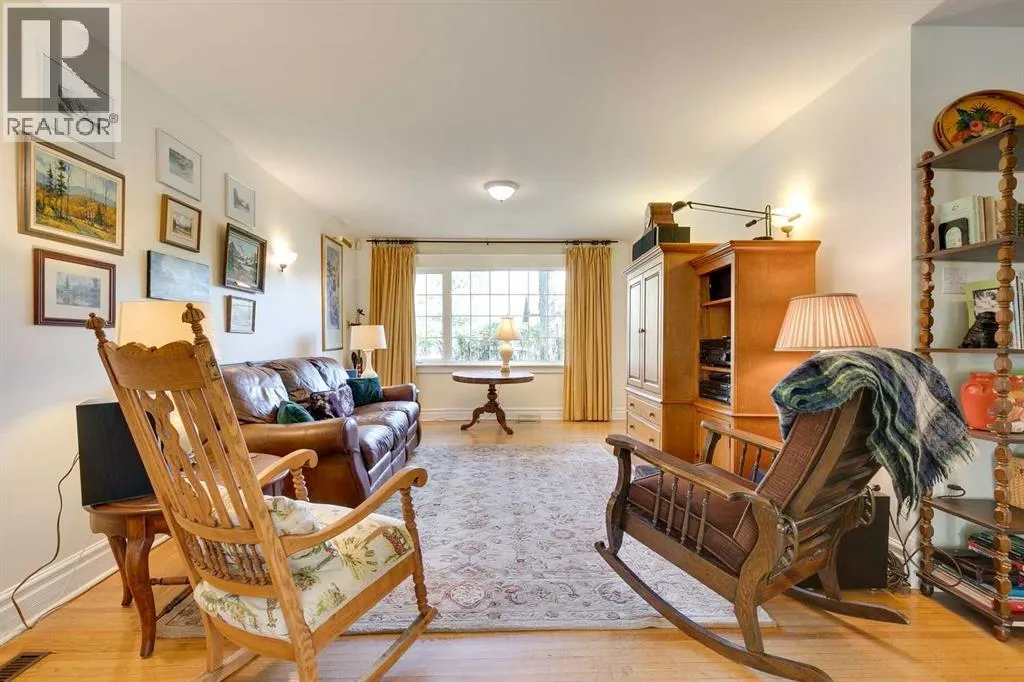 61 Elma Street W