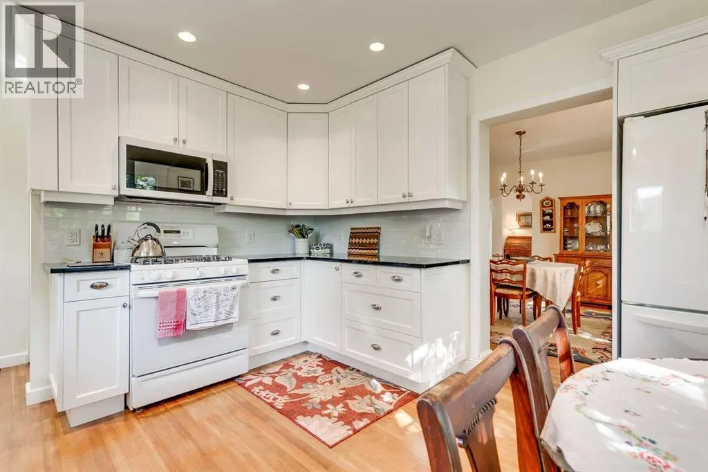 61 Elma Street W