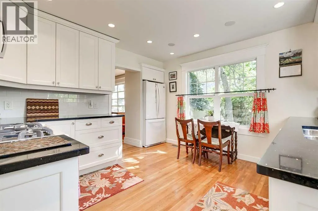 61 Elma Street W