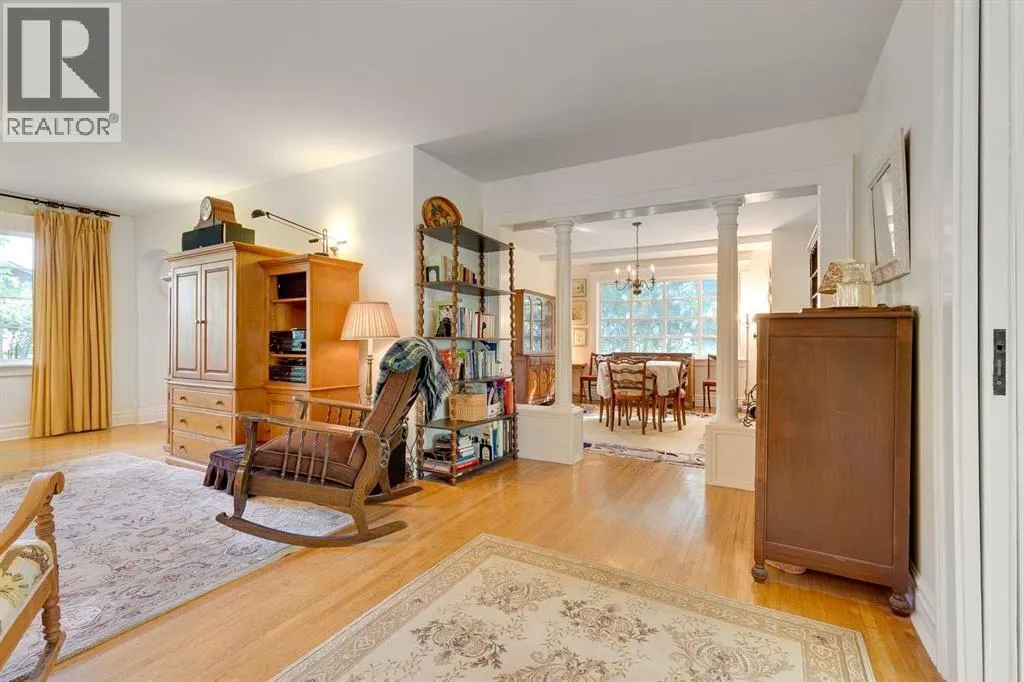 61 Elma Street W
