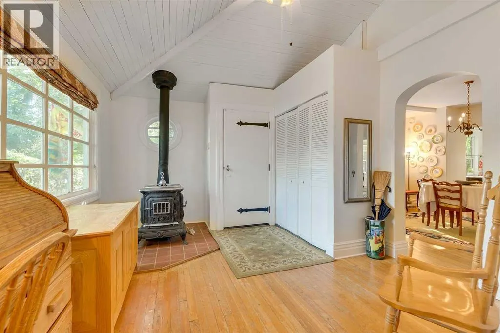 61 Elma Street W