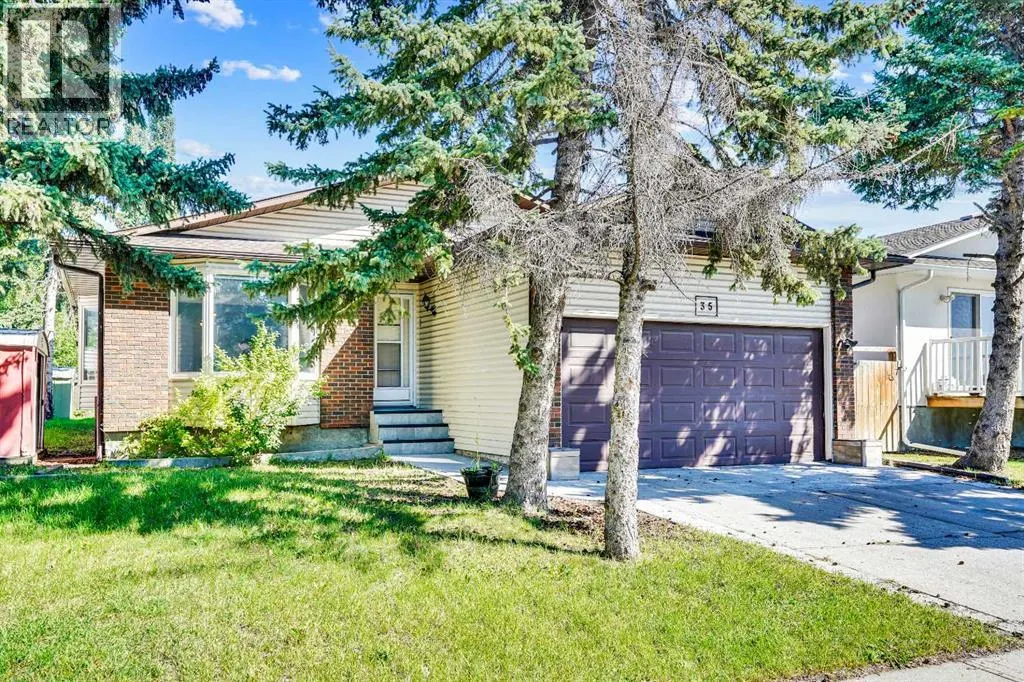 35 Castlefall Grove NE