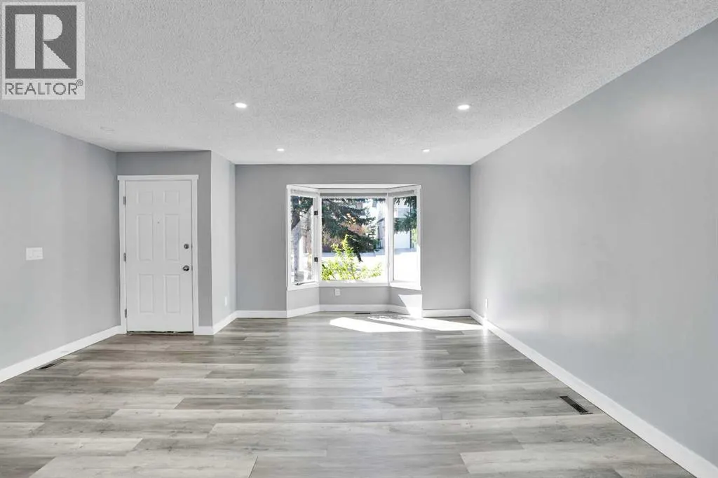 35 Castlefall Grove NE